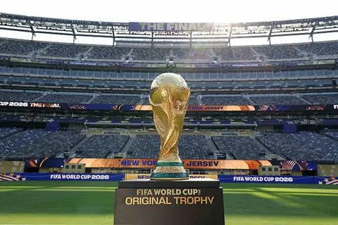 لافتات ذهبية وظهور الكأس.. ملعب "ميتلايف" يتزين لنهائي إسبانيا والأرجنتين (صور)